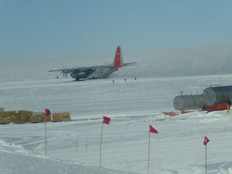 Eine LC-130 Hercules fliegt zurück nach McMurdo