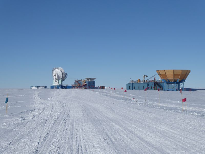 Das South Pole Telescope und Martin A. Pomerantz Observatorium.