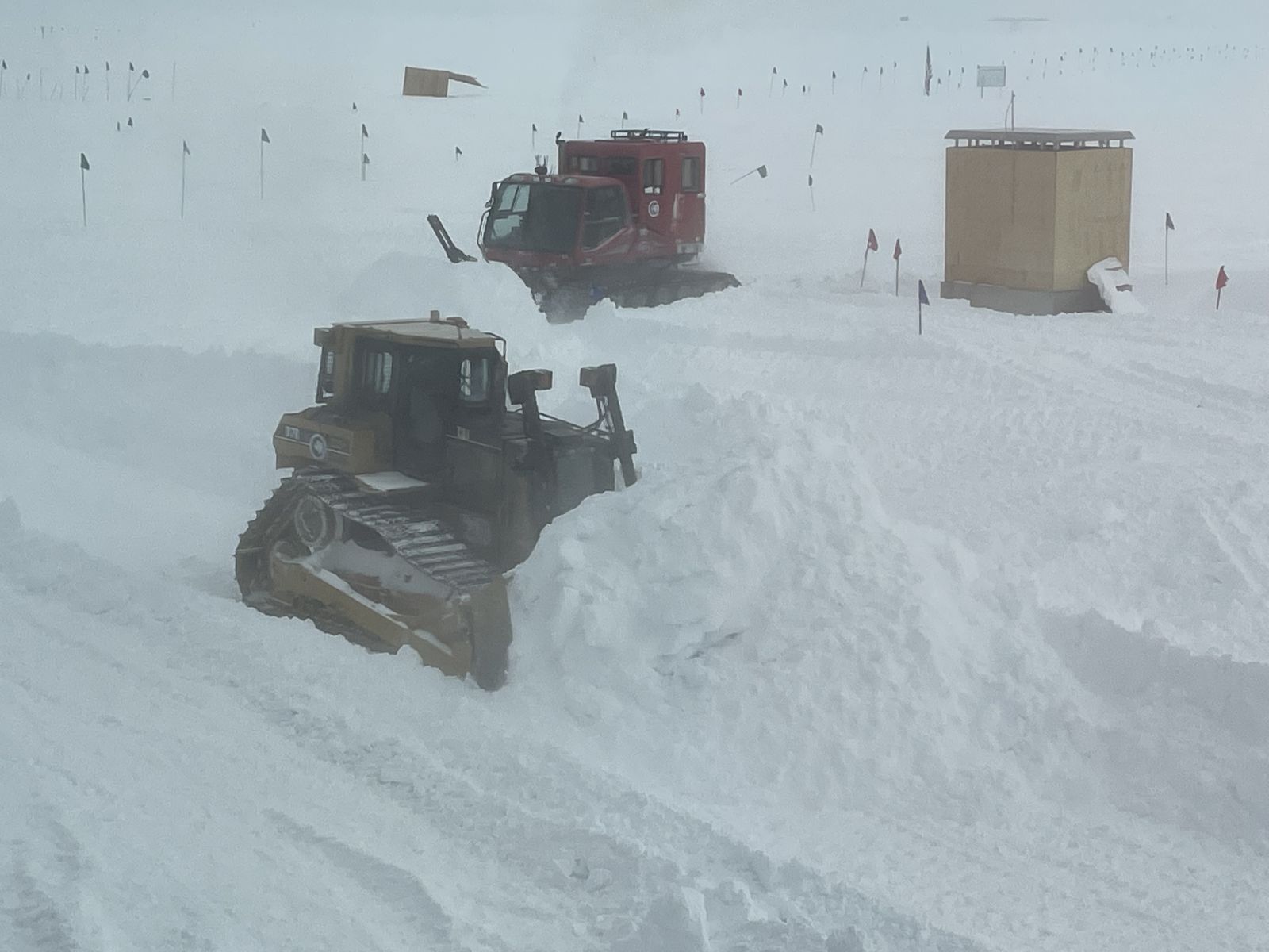 Ein Bulldozer schiebt Schnee