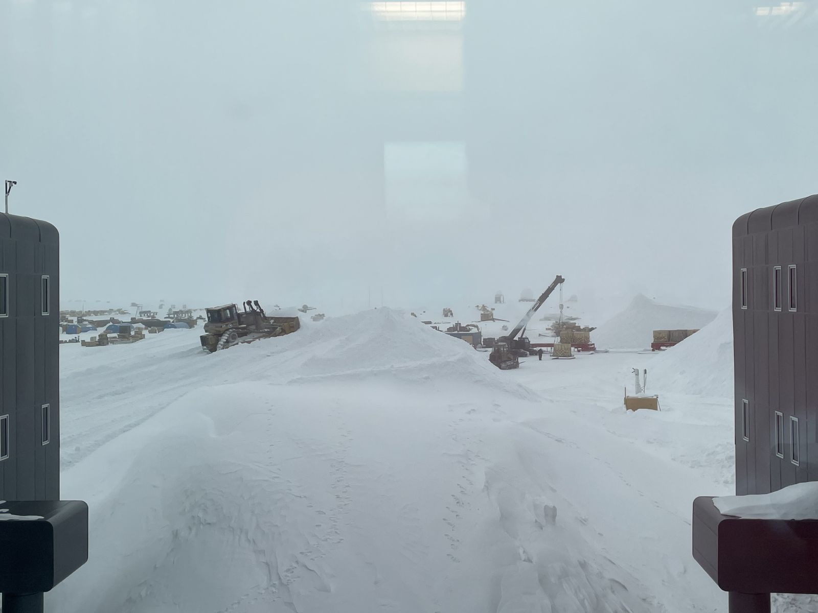 Ein Bulldozer schiebt SChnee